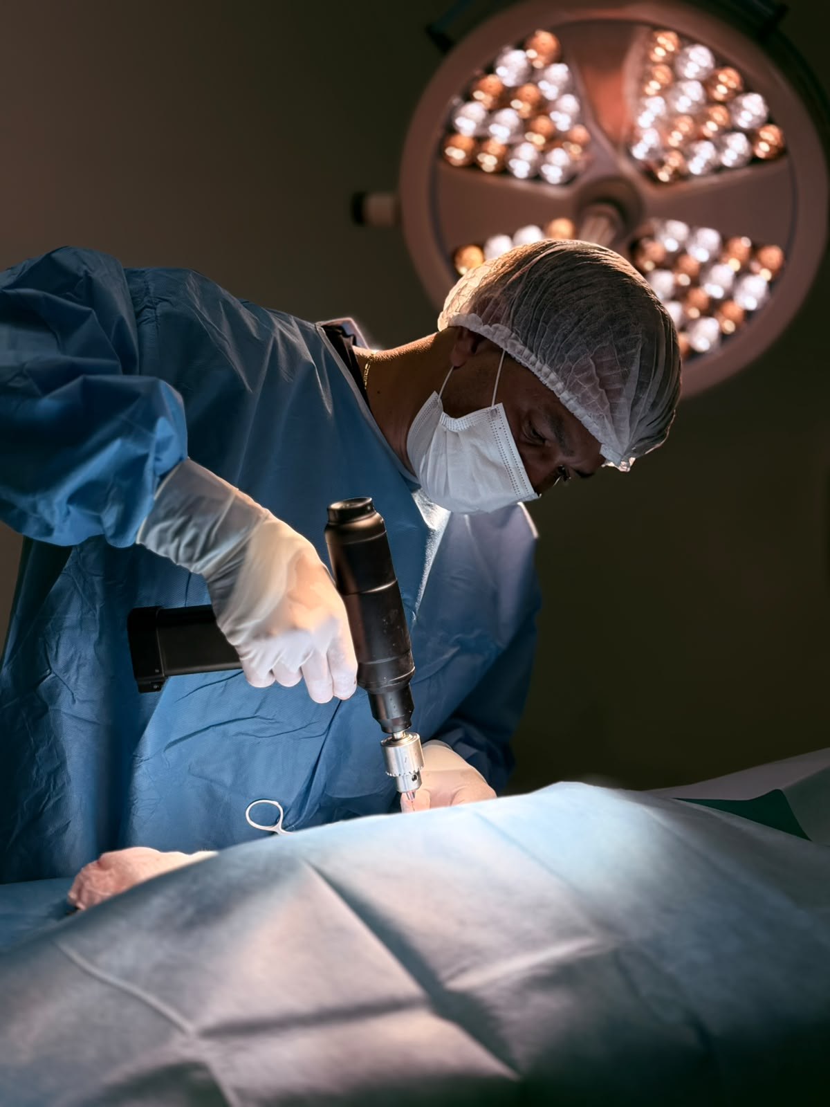 Dr. Eric Lobato em cirurgia ortopédica na Sociedade Animal Taubaté