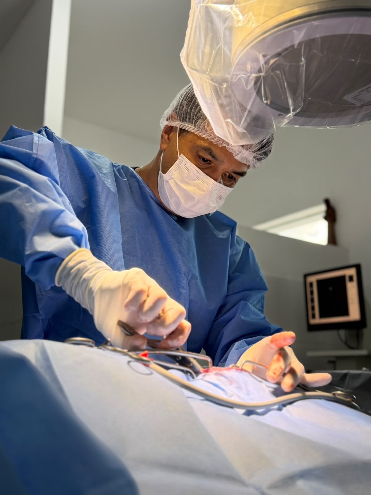 Dr. Eric Lobato em cirurgia ortopédica na Sociedade Animal